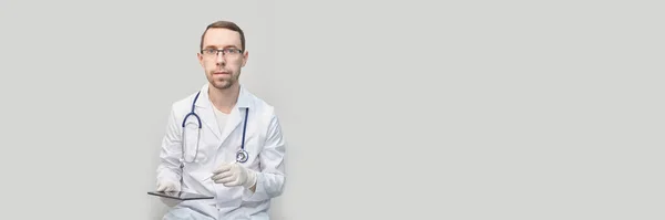 Arzt mit Tablette. Elektronische Geräte im Krankenhaus. Online-Patientenuntersuchung — Stockfoto