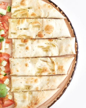 Peynirli ekmek kalıbı tabakta. Pişmiş iştah açıcı.