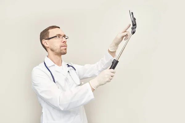 Doctor usando selfie telefónico. Dispositivo hospitalario. Examen online del paciente —  Fotos de Stock