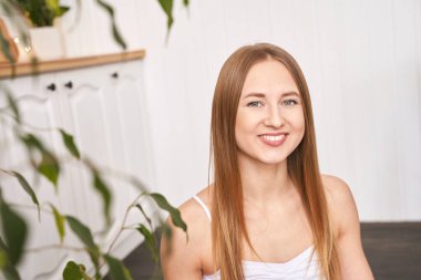 Mutfakta poz veren genç bir kadın. Ev tatili portresi. Blogcu. İçerde yalnız.