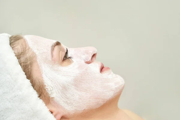 Retrato de mascarilla hidratante de arcilla para diseño médico. Mujer procedimiento de piel. — Foto de Stock