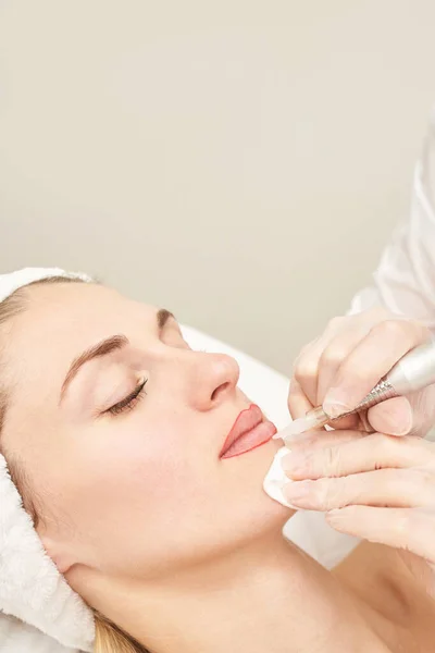 Permanent makeup. Skönhet spa förfarande. Ung kvinna. Ansiktstatuering — Stockfoto