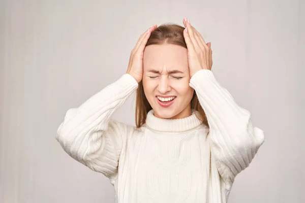 Una joven en la oficina. Ojos cansados. Estilo de vida de estrés femenino. Nueva educación normal — Foto de Stock