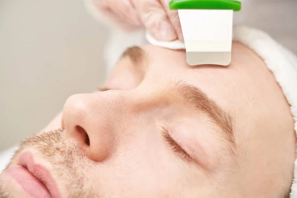 Ultraschall-Kosmetikwäscher. Gesichtskavitationsverfahren. Salonpflege — Stockfoto