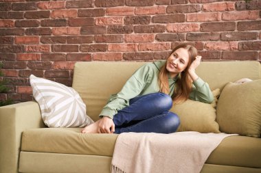 İçeride çalışan genç bir kadın. Ev tatili portresi. Blogger videosu. Yalnız