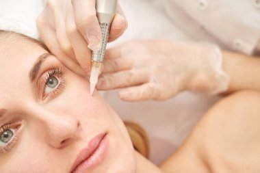 Kalıcı makyaj. Güzellik spa prosedürü. Genç bir kadın. Yüz dövmesi