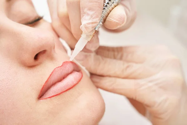 Permanentes Make-up. Beauty-Spa-Verfahren. Junge Frau. Gesicht-Tätowierung — Stockfoto