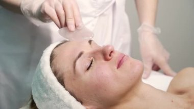 Doktor deri rutini yapıyor. Salon annelik tedavisi. Sağlık hizmeti kavramı.