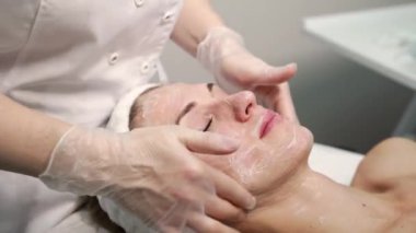 Tıbbi tasarım için nemlendirici maskenin portresi. Kadın derisi prosedürü. Doğal.