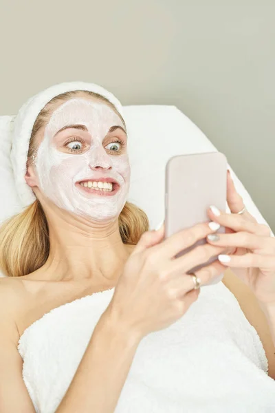 Portret van hydraterende klei masker voor medisch ontwerp. Vrouwelijke huidprocedure. — Stockfoto