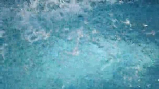 Yüzme havuzunda su damlası. Mavi renk. Hareket videosunu durdur. H2O Oteli — Stok video