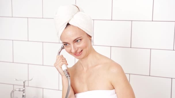 Jovem mulher no banheiro falando por regar lata. Retrato de chuveiro de luxo — Vídeo de Stock