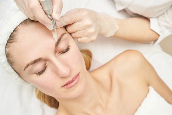 Permanente make-up. Schoonheidssalon procedure. Jonge vrouw. Gezichtstatoeage — Stockfoto