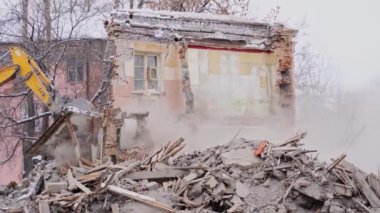 Şehirde duygusallık işe yarar. Kazıcı mola evi. Yeniden inşa etme.