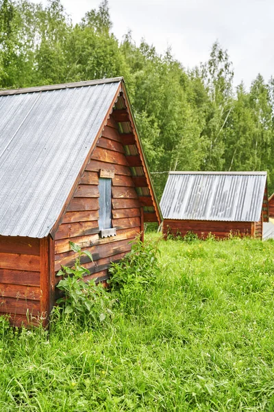Drewniany dom w lesie. Lokalna koncepcja podróży. Zrównoważony styl życia. Lato — Zdjęcie stockowe