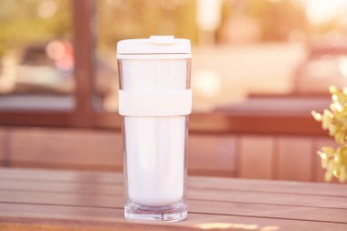 Dışarıda içecek iç. Kahveyi kendi fincanınla al. Ekoloji kavramı