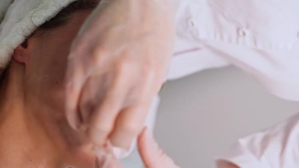 Face massage prepare at spa salon. Doctor hands. Pretty female patient. Beauty — Stock Video