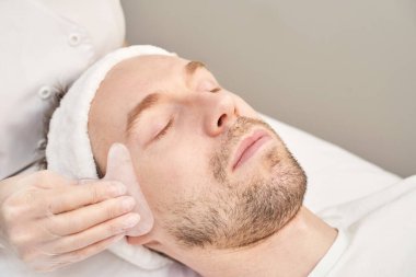 Doktor deri rutini yapıyor. Salon annelik tedavisi. Sağlık hizmeti kavramı.