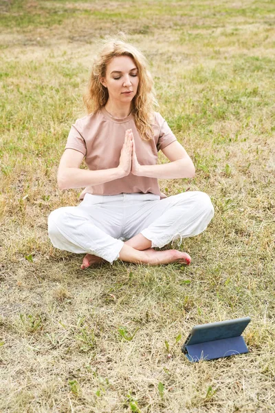 Kobieta na podwórku. Szkoła jogi online. Aktywne wakacje. Blond włosy. Ludzie. — Zdjęcie stockowe