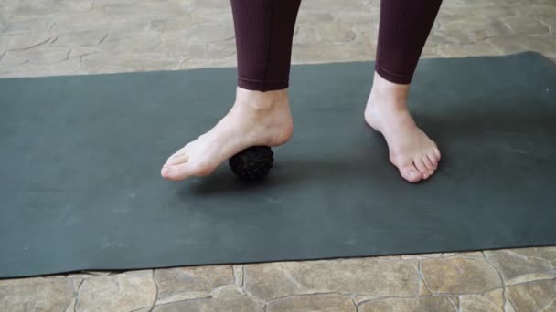 Mujer joven estirar el cuerpo en la alfombra de fitness. Masaje de liberación miofascial. Relájate. — Vídeos de Stock