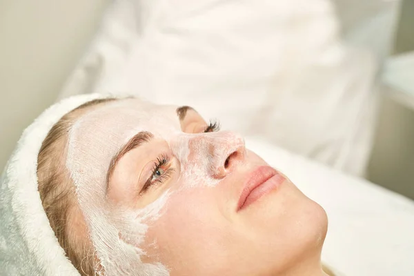 El masaje facial se prepara en el salón de spa. Médico manos. Una paciente bastante femenina. Belleza — Foto de Stock