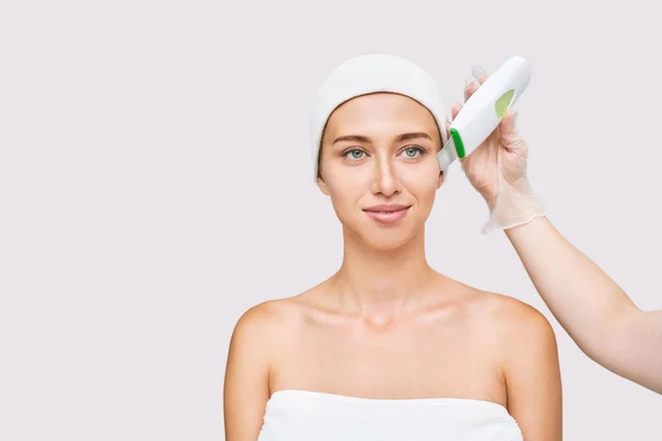 Ultrasone kosmetologie schrobber. Gezichtsholte procedure. Salon huidverzorging — Stockfoto