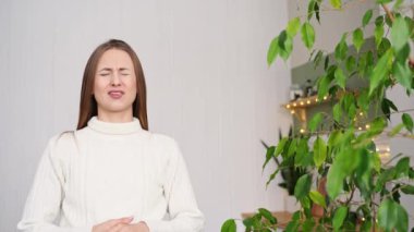 Ofisteki genç bayan. Yorgun gözler. Kadın stres yaşam tarzı. Yeni normal eğitim