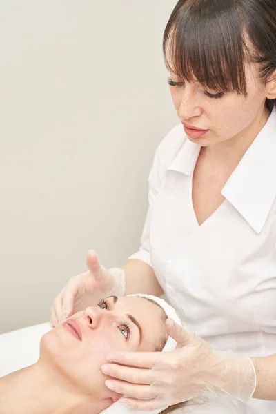 Femmina medico esame persona pelle. Consulenza paziente femminile. Dermatologia — Foto Stock