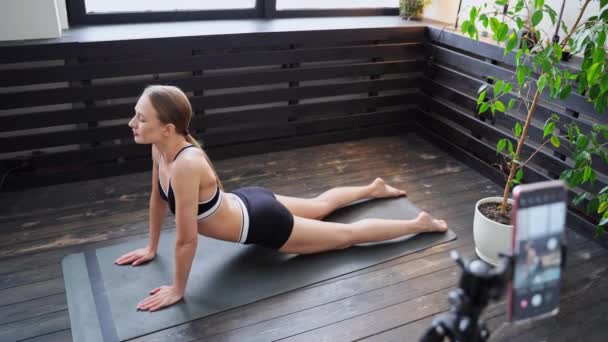 Jovem a fazer exercício de ioga em casa. Aulas online de cuidados de saúde. Aptidão interior — Vídeo de Stock