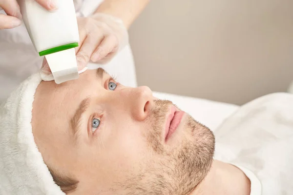 Limpiador de cosmetología por ultrasonido. Procedimiento de cavitación facial. Cuidado de la piel del salón — Foto de Stock