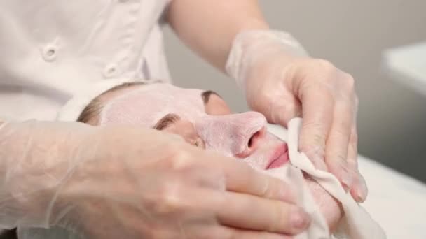 Face massage prepare at spa salon. Doctor hands. Pretty female patient. Beauty — Stock Video
