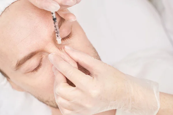 Spritze Wellness Salon Der Arzt Legt Handschuhe Nahaufnahme Hübscher Männlicher — Stockfoto