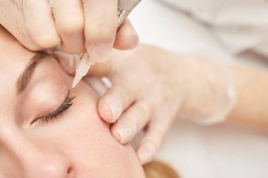 Kalıcı makyaj. Güzellik spa prosedürü. Genç bir kadın. Yüz dövmesi