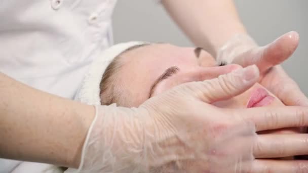 Face massage at spa salon. Doctor hands. Pretty female patient. Beauty treatment — Stock Video