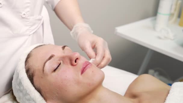 Face massage at spa salon. Doctor hands. Pretty female patient. Beauty — Wideo stockowe