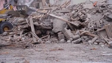 Şehirde duygusallık işe yarar. Kazıcı mola evi. Yeniden inşa etme.