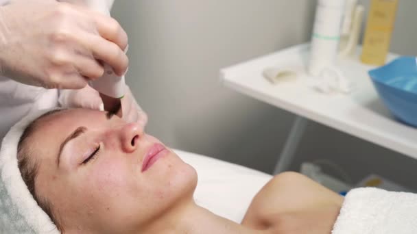 Limpiador de cosmetología por ultrasonido. Procedimiento de cavitación facial. Tratamiento de salón — Vídeos de Stock