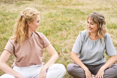 Parkta sohbet eden güzel genç kadınlar. Dışarıda iki mutlu kadın var. Yaz
