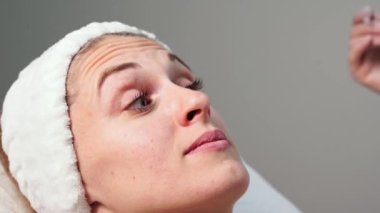 Spa salonunda enjeksiyon. Eldivenli doktor elleri. - Yakın çekim. Güzel bayan hasta.