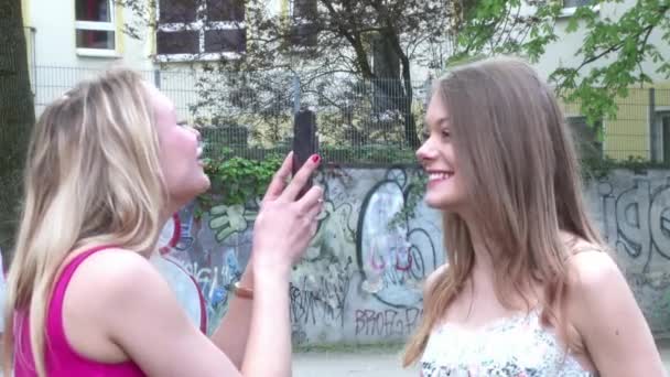 Ragazza scattare foto del suo amico con smartphone — Video Stock