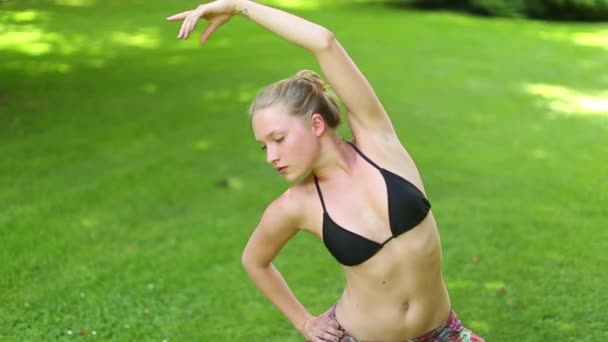 Young woman exercising — Stock Video