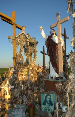Haçlar ve İsa heykeli