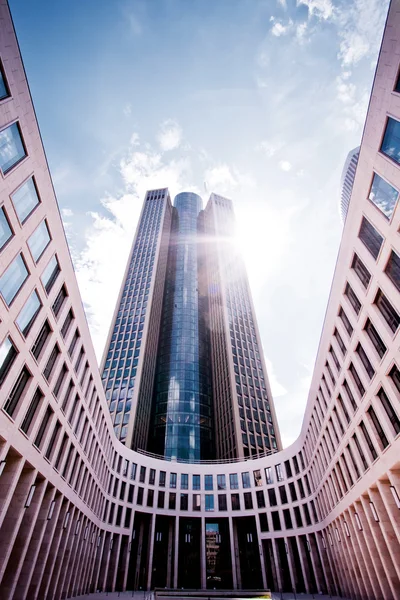 Moderne Stadtarchitektur, Weitwinkelperspektive — Stockfoto