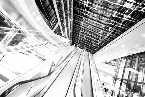 Hiss i den moderna futuristiska interiören med konkreta valv på bakgrund — Stockfoto