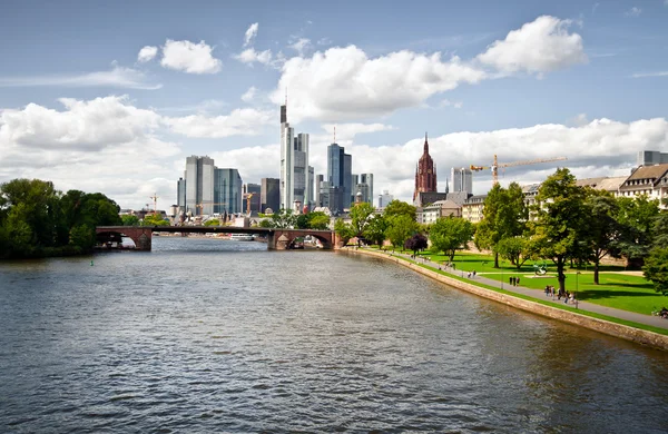 Panoromafoto van de nieuwe wijk in frankfurt met luxeappartementen in de buurt van de rivier — Stockfoto