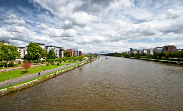 Panoroma nowej dzielnicy we Frankfurcie z luksusowe apartamenty w pobliżu rzeki — Zdjęcie stockowe