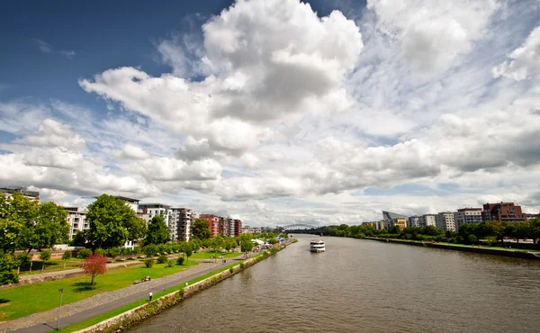 Panoroma nowej dzielnicy we Frankfurcie z luksusowe apartamenty w pobliżu rzeki — Zdjęcie stockowe