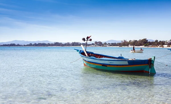 Barco de pesca tradicional colorido no mar Mediterrâneo — Fotografia de Stock