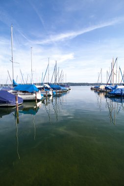 su üstünde yuvalanmış yatlar