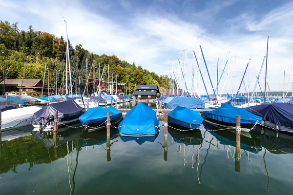 Yachts and boats at pier at the mountain lake — Stock Photo, Image